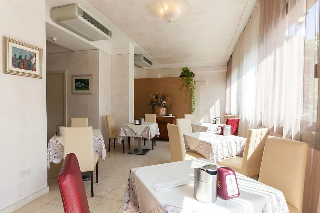 Hotel Oasis Marina di Ravenna 0*,  Italia